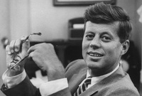 بعد الحرب العالمية الثانية شغل كينيدي عدة مناصب سياسية في الولايات المتحدة