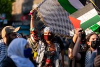بيلا حديد تشارك في مظاهرات دعما لفلسطين