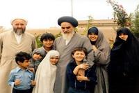 عندما بلغ الخميني عامه الـ27، تزوج من خديجة الثقفي ابنة آية الله محمد الطهراني الثقفي، وأنجبت له 8 أبناء