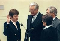 دخلت ميركل السياسة في أعقاب ثورات 1989 وخدمت لفترة وجيزة كنائبة للمتحدث باسم أول حكومة منتخبة ديمقراطيا في ألمانيا الشرقية