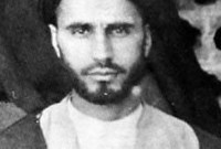 روح الله بن مصطفى بن أحمد الموسوي الخميني، مواليد 24 سبتمبر 1902 في مدينة "خمين" بإيران،  لأب يعد أحد علماء فقه الشيعة، ويعمل في الحوزة العلمية الشيعية.