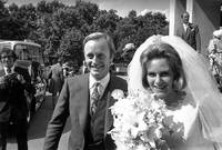  تزوجت كاميلا مرتين الأولي من أندرو باركر بولز في عام 1973 ،والذي يعمل ضَابِطًا في الجيش البريطاني، وأنجبت منه طفلين توم ولورا، وانفصلا عام 1995