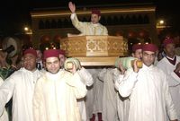 تولى الحكم رَسْمِيًّا يوم 23 يوليو عام 1999 وهو يبلغ من العمر 36 عامًا بعد وفاة والده الملك الحسن، ألقى أول خطاب رسمي كملك للمغرب في 30 يوليو عام 1999 ليتم اعتماد هذا التاريخ رَسْمِيًّا للاحتفال بعيد العرش