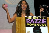  بعد أن صنعت التاريخ بفوزها بجائزة أوسكار، حصلت أيضا على جائزة Razzie كأسوأ ممثلة عن دورها في فيلم «Catwoman»