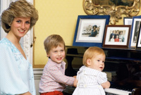 حدث الطلاق بين والديه الأميرة ديانا و الأمير تشارلز عام 1996
