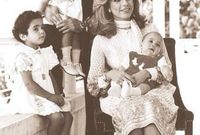 صورة للملكة علياء بصحبة زوجها الملك الحسين وأطفالها قبل وفاتها بشهور قليلة