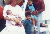 صورة تجمع الملكة نور مع الملك حسين وأولادهما 