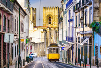 تتميز لشبونة بأنها ذاخرة بالألوان والشواطئ المشمسة وحضارة البحر الأبيض المتوسط 
