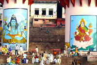 من أقدس المدن الهندية تشتهر بالمعابد الواقعة على ضفة نهر الغانج المقدس 
