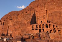  مدينة أسطورية محفورة في الصخر الأحمر وسط الصحراء 

