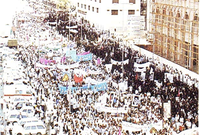 لكن الإيرانيون أصروا على مواصلة المسيرة وسط هتافات منددة ليقوم المتظاهرون بالتوجه إلى بيت الله الحرام وأخذوا يدفعون المواطنين بالقوة والعنف
