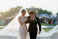 فستان الزفاف مرصع بمليوني قطعة لؤلؤ ووصل طول الطرحة 23 مترًا