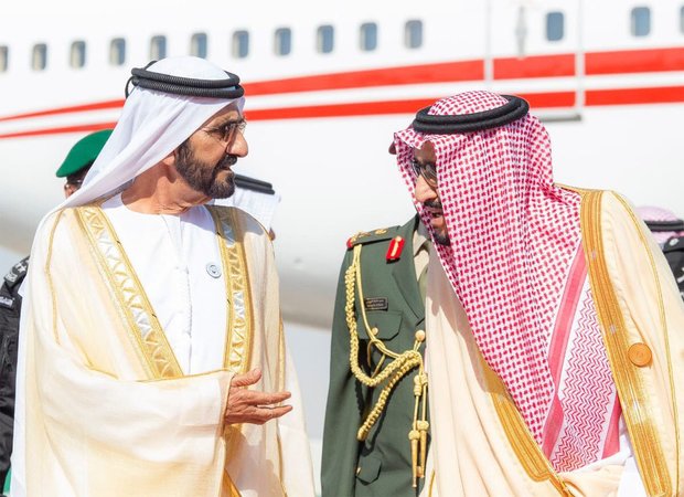 الملك سلمان مستقبلًا الشيخ محمد بن راشد آل مكتوم حاكم دبي ممثلًا عن الإمارات