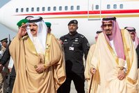 الملك سلمان مستقبلًا الشيخ حمد بن عيسى ملك البحرين