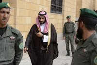 قام 11 أمير سعودي مطلع يناير 2018 بالتجمهر أمام قصر الحكم مطالبين بإلغاء عدة أوامر ملكية مثل وقف سداد الكهرباء والمياه عن الأمراء