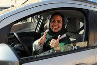 واحتفل عدد كبير من النساء السعوديات بإصدارهن رخص قيادة بقيامهن بالتجول بالسيارات في شوارع المملكة