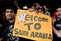 وحضر العرض مئات من السعوديين وسط حفاوة بالغة بالمصارعين أبطال العرض 
