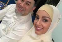 صورة مع زوجته وهي ترتدي الحجاب