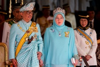 لقطات من مراسم تنصيب ملك ماليزيا الجديد في حفل بثه التلفزيون الماليزي في القصر الوطني حضره العشرات من الشخصيات البارزة،  