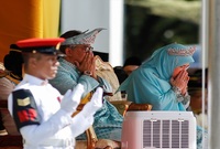 ولكن دون التدخل في السياسة العامة للبلاد؛ إذ أن منصب الملك في ماليزيا "شرفي" وتتركّز معظم الصلاحيات في يد رئيس الوزراء والحكومة.

